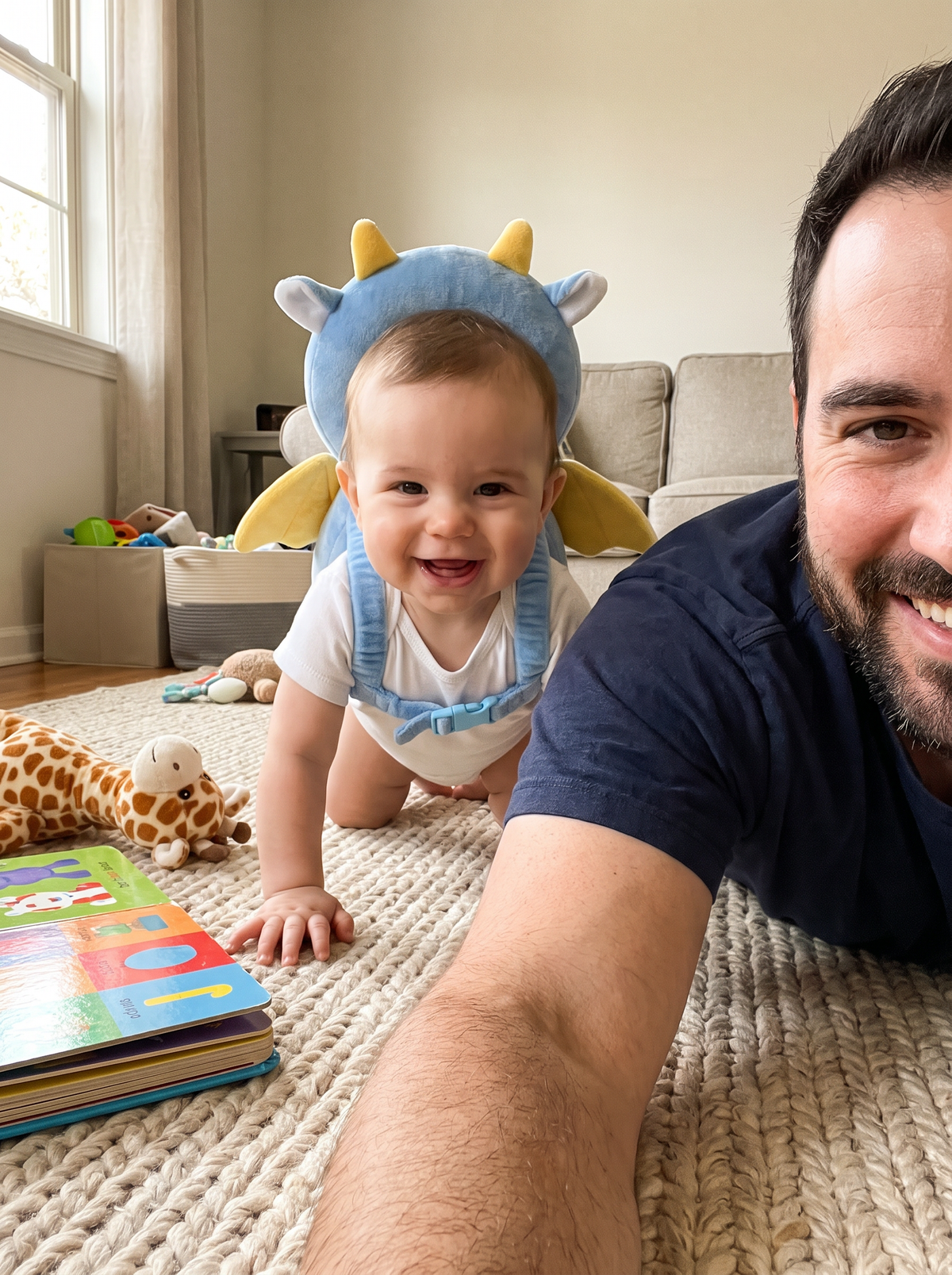 Dad selfie with his baby crawling in the blue dragon head cushion backpack